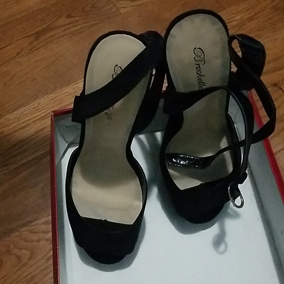 Shoes - Picture 4 of 4